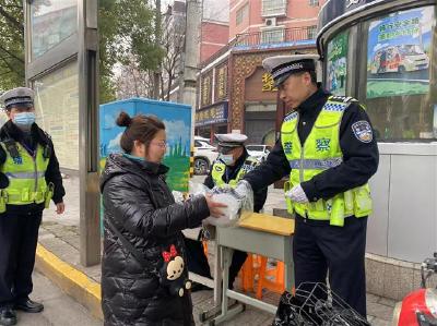 《荆州市电动自行车管理条例》开始实施 荆州交警走上街头普法