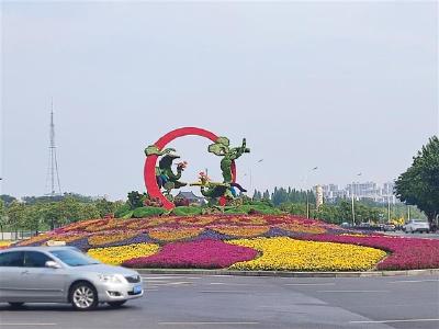 荆州：时令花卉扮靓城市 鲜花烂漫喜迎“五一”