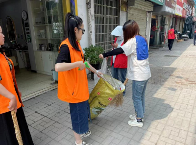 太湖港街道社工站开展“清洁家园”志愿服务活动