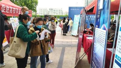 荆州区举办民营企业专场招聘会 提供近3000个就业岗位