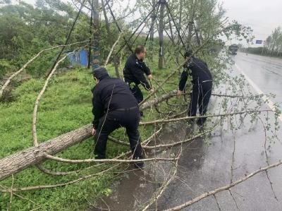 荆州高新区公安分局在骤雨中消除一处道路安全隐患