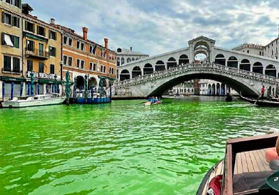 意大利威尼斯运河变荧光绿，警方介入