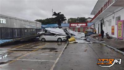 大风吹倒彩钢棚多车被砸伤 荆州消防紧急救援