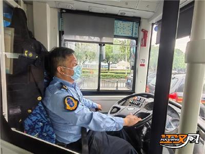 正能量！荆州公交司机搀扶老人获点赞