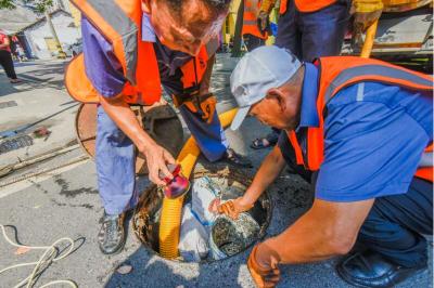 高温下的劳动者| 他们清掏窨井，疏通地下管网畅通城市“血脉”