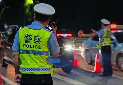 荆州公安全警出击，强力开展夏夜治安巡查宣防集中统一行动