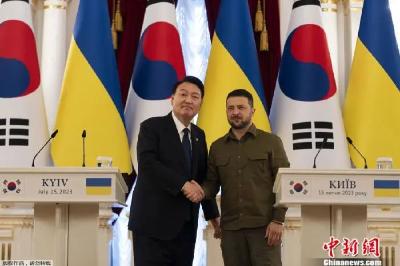尹锡悦和泽连斯基谈了 