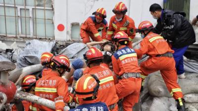 齐齐哈尔一中学体育馆楼顶坍塌致多人被困，中国消防：已营救8人