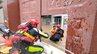 各地救援力量赶至河北涿州，不断救出被困人员