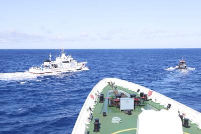 菲船只非法闯入，中国海警依法驱离