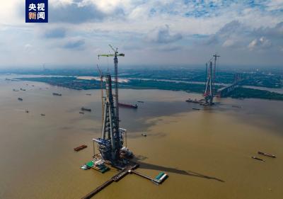 国内最大双主桁桥面吊机完成荷载试验 常泰长江大桥最新建设进展