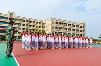 荆州市四机学校：展示国防教育成果 学子齐舞歌唱祖国
