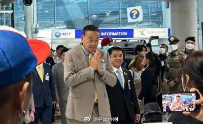泰国总理到机场迎接中国游客