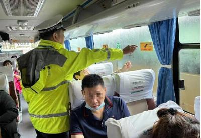 护航双节，荆州交警积极开展车辆安全带使用提示宣传活动