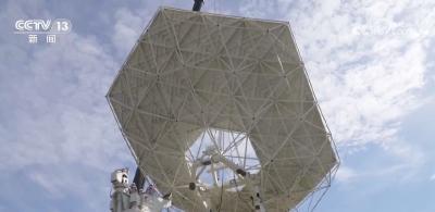 全球最大射电天文望远镜阵列首台中频天线完成吊装