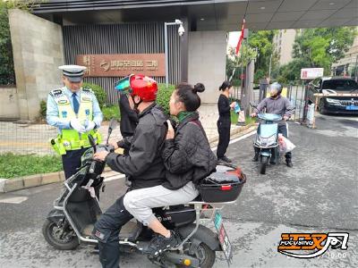 荆州：交警物业聚焦“小区阵地” 交通安全宣传零距离