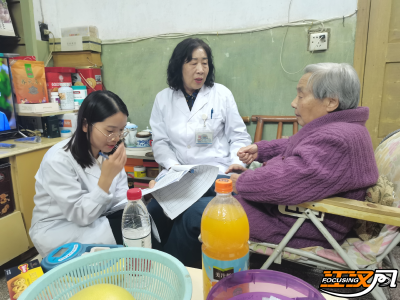 重阳节慰问百岁老人 让老年人有“医”靠