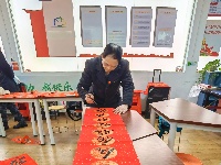 图集丨写春联送福字 年味别样浓