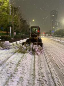 ​荆州市城管系统2万多名干部职工铲雪除冰保畅通