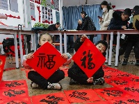 图集丨写春联送福字 年味别样浓