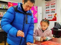 图集丨写春联送福字 年味别样浓