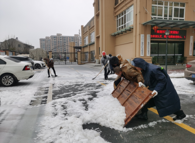 全力保障道路通畅！荆州经开区党群携手扫雪除冰 