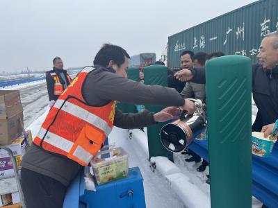 雪中送暖 情牵万里！荆州区援助滞留高速乘客