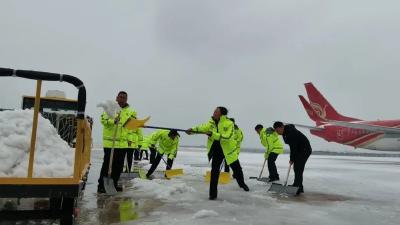 迎战冰雪，机场公安筑“温暖防线”
