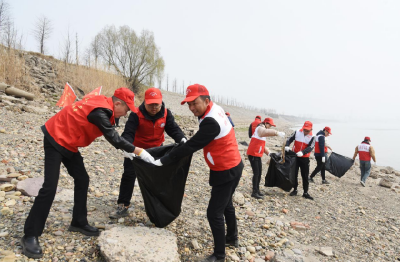 荆州大学城项目部志愿者：捡拾江滩垃圾 齐心净岸护水
