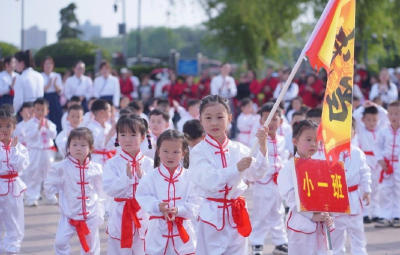 荆州市政府机关幼儿园举办“功夫宝贝 健康成长”亲子运动会