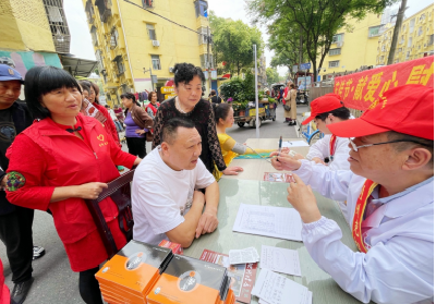 沙市区王板桥社区：义诊义剪看演出 志愿服务暖民心