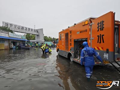荆州积极应对强降雨 全力抢排城市内涝渍水