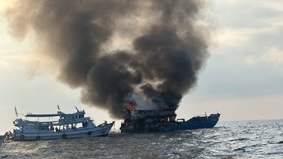 突发！泰国搭载超百人游船起火，有乘客跳海