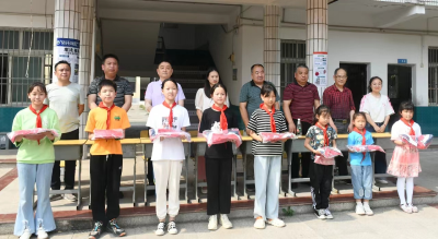 荆州市爱心企业为留守儿童捐赠校服226套