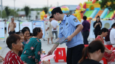 石首市：夜市经济红火，民警“摆摊”送平安