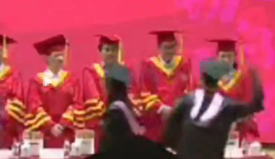 复旦法学院毕业礼上，学生挥拳打老师！最新回应  