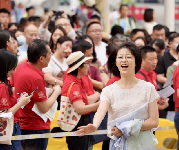 高考图集丨进考场前，给他拥抱