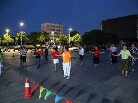 图集丨纳凉溜娃好去处 沙市奥体中心夜游欢乐多