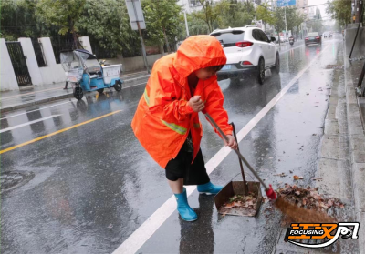 保障城市排涝安全：中心城区环卫工人紧急应对强降雨天气