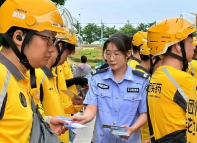 荆州交警为外卖骑手送上“安全快餐”