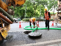 【图集】高温下的劳动者：清理下水管道淤泥 为市民营造舒适环境