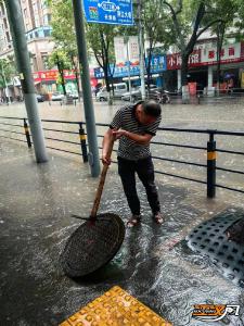 暴雨来袭：荆州市市政环卫中心紧急排涝保安全