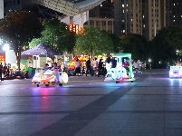 图集丨纳凉溜娃好去处 沙市奥体中心夜游欢乐多