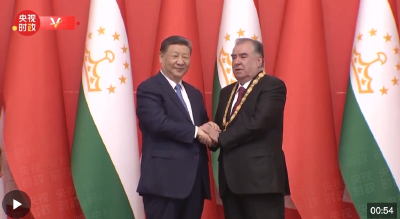 独家视频丨习近平向塔吉克斯坦总统拉赫蒙颁授“友谊勋章”