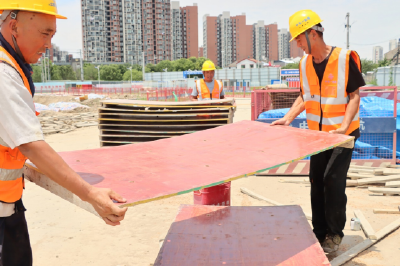 高温下的劳动者| 荆州新客厅项目建设者：战高温 保进度