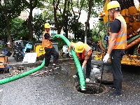 【图集】高温下的劳动者：清理下水管道淤泥 为市民营造舒适环境