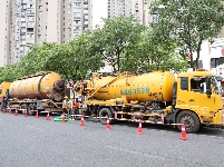 【图集】高温下的劳动者：清理下水管道淤泥 为市民营造舒适环境