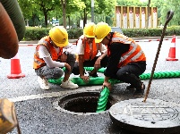 【图集】高温下的劳动者：清理下水管道淤泥 为市民营造舒适环境