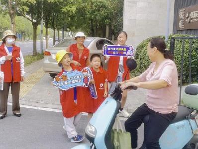 荆州区凤鸣社区：“萌”式交通劝导 护航出行安全