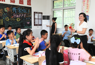 荆州区：村企联建“送清凉” 双向奔赴互赋能  王场小学教师节收到8台爱心空调